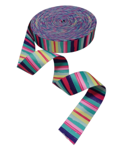 Rolo de fita em poliéster com estampas de listras coloridas, matéria prima para fabricação de alças de bolsa