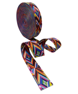 Rolo de fita em poliéster estampado com estampa étnica geométrica e vibrante