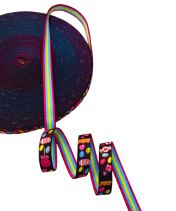 Rolo de fita elástica com estampa colorida ideal para a produção de coleiras de gato