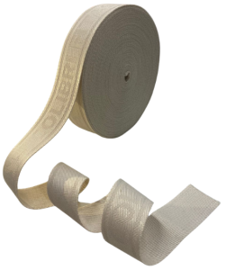 Rolo de fita bege com escritas da marca em jacquard ideal para alças de bolsa